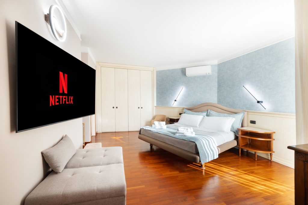 Riviera Collection – Le Rose Suite King